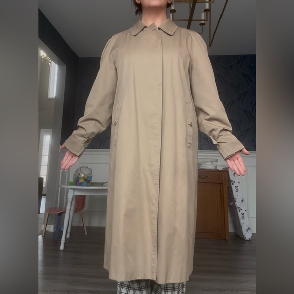 Women’s Burberry Tan Coat with Plaid Lining - Picture 4 of 16